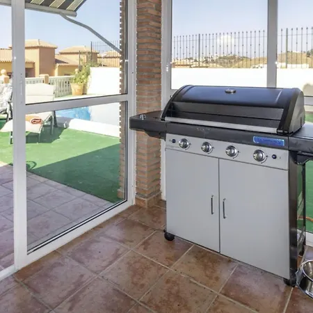Large 4 Bedrooms - 250m Playa Villa Marbella